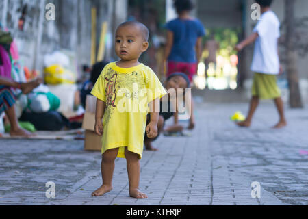 Cebu City, Philippinen. 25 Dez, 2017. Ein heimatloses Kind zu Fuß auf dem Gehweg am Weihnachtstag morgen 2017, Cebu City, Philippinen Quelle: bildergallerie 2/Alamy leben Nachrichten Stockfoto