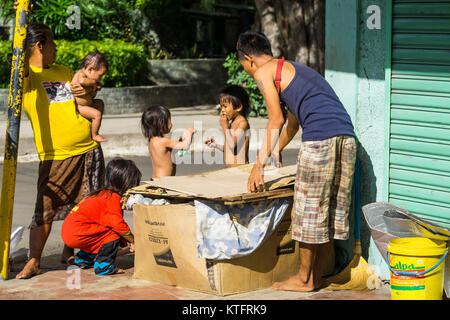 Cebu City, Philippinen. 25 Dez, 2017. Obdachlose auf dem Gehweg der Hauptstraße am Weihnachtstag morgen 2017, Cebu City, Philippinen Quelle: bildergallerie 2/Alamy leben Nachrichten Stockfoto