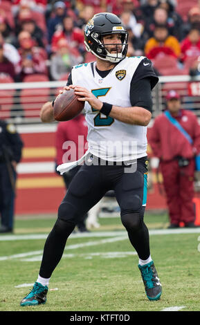 Santa Clara, Kalifornien, USA. 24 Dez, 2017. Jacksonville Jaguars quarterback Blake Bortles (5) bereitet einen pass zu machen, während ein NFL Spiel zwischen der Jacksonville Jaguars und der San Francisco 49ers bei Levi's Stadion in Santa Clara, Kalifornien. Valerie Shoaps/CSM/Alamy leben Nachrichten Stockfoto