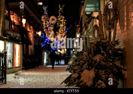 Yorkville, Toronto, Kanada. 25 Dez, 2017. Toronto Old York Lane mit Personen und Geschäfte im Bloor - Yorkville Dorf am Heiligabend, 24. Dezember 2017. Credit: CharlineXia/Alamy leben Nachrichten Stockfoto