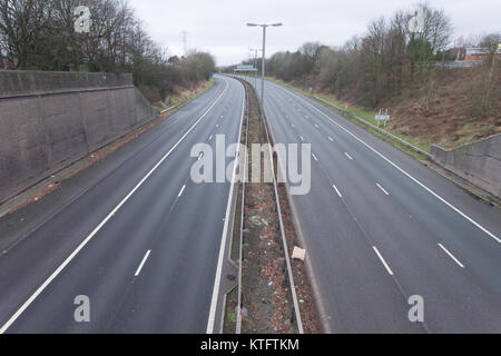 Quinton, West Midlands, UK. 25. Dezember 2017. Die in der Regel sehr anstrengende Strecke von der Autobahn M5, die geht durch Birmingham ist leer von Verkehr am Weihnachtstag um 20.00 Uhr morgens. Stockfoto