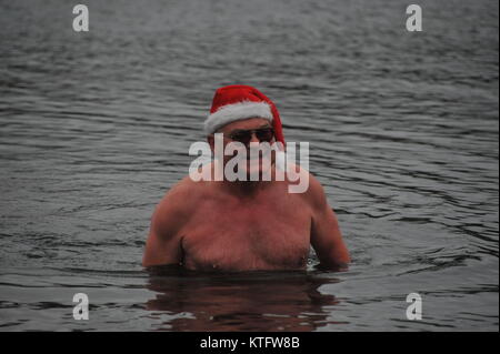 London, Großbritannien. 25 Dez, 2017. Jährliche Weihnachten Serpentine schwimmen im Hyde Park. Dieses Weihnachten Schwimmen ist 100 Yard Kurs für den Peter Pan Cup. Es wurde jedes Weihnachten seit 1864 statt. Credit: JOHNNY ARMSTEAD/Alamy leben Nachrichten Stockfoto