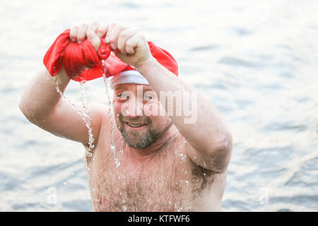 Sutton Coldfield, West Midlands, UK. 25. Dezember 2017. Die Kerben der Leute geht es für die traditionelle Weihnachten in Blackroot Pool schwimmen, in Sutton Park, Sutton Coldfield. Stockfoto