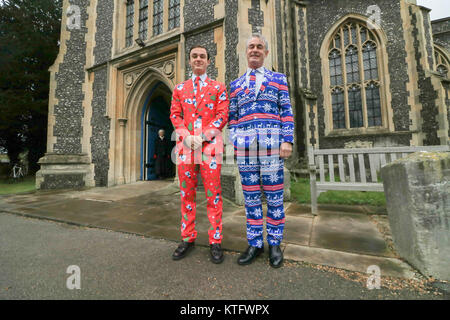 London, Großbritannien. 25 Dez, 2017. Die Kirchgänger in bunten festliche Rudolf und Santa gemusterten Kostümen nehmen an einem Gottesdienst in der St. Mary's Church in Wimbledon Credit: Amer ghazzal/Alamy leben Nachrichten Stockfoto