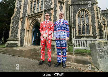 London, Großbritannien. 25 Dez, 2017. Die Kirchgänger in bunten festliche Rudolf und Santa gemusterten Kostümen nehmen an einem Gottesdienst in der St. Mary's Church in Wimbledon Credit: Amer ghazzal/Alamy leben Nachrichten Stockfoto