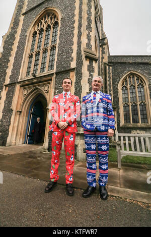 London, Großbritannien. 25 Dez, 2017. Die Kirchgänger in bunten festliche Rudolf und Santa gemusterten Kostümen nehmen an einem Gottesdienst in der St. Mary's Church in Wimbledon Credit: Amer ghazzal/Alamy leben Nachrichten Stockfoto