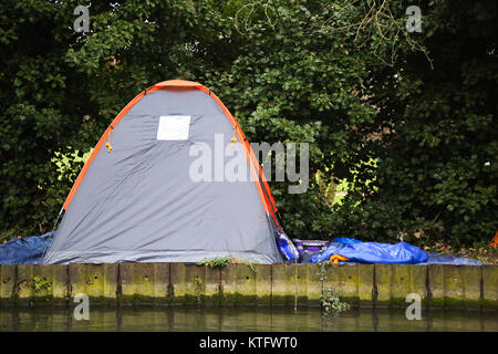 Harringay, nördlich von London, UK. 25 Dez, 2017. Ein obdachloser Mann schlafen in einem Zelt in einem Finsbury Park am Weihnachtstag am Rande des New River. Credit: Dinendra Haria/Alamy leben Nachrichten Stockfoto