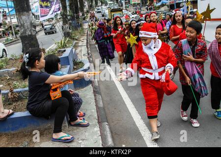 Karo, Nord Sumatra, Indonesien. 25 Dez, 2017. Indonesische junge Christen tragen Santa Clause Kleidung während einer Weihnachtsfeier in Karo, Nord Sumatra am 25. Dezember 2017. Credit: Ivan Damanik/ZUMA Draht/Alamy leben Nachrichten Stockfoto