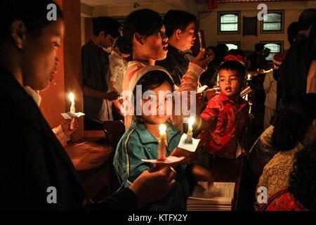 Karo, Nord Sumatra, Indonesien. 25 Dez, 2017. Der indonesischen katholischen Jugend Kerzen während der Weihnachtsabend Feier bei Santo Fransiskus Asisi, Karo, Nord Sumatra am 24. Dezember 2017. Credit: Ivan Damanik/ZUMA Draht/Alamy leben Nachrichten Stockfoto