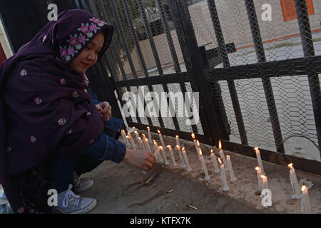 QUETTA, Pakistan. Dez-25 2017: Mitglieder der Zivilgesellschaft und Host Beleuchtung die Kerzen im Gedenken an die Opfer der terroristischen Angriff auf Kirche in Quetta. Mindestens acht Menschen getötet und 30 Menschen verletzt. Stockfoto