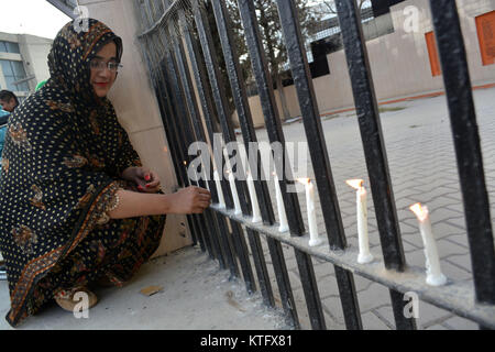 QUETTA, Pakistan. Dez-25 2017: Mitglieder der Zivilgesellschaft und Host Beleuchtung die Kerzen im Gedenken an die Opfer der terroristischen Angriff auf Kirche in Quetta im Main jinnah Road. Mindestens acht Menschen getötet und 30 Menschen verletzt. Stockfoto