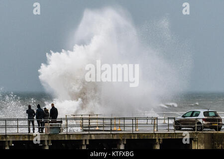Aberystwyth Wales UK, Weihnachten, 25. Dezember 2017 Großbritannien Wetter: Strong gale force Winde mit Böen zu über 40 mph und die Flut kombinieren riesige Wellen peitschen Absturz ins Meer Verteidigung an der Promenade in Aberystwyth an der Westküste von Wales Ceredigion Foto © Keith Morris/Alamy leben Nachrichten Stockfoto