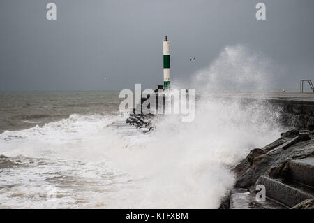 Aberystwyth Wales UK, Weihnachten, 25. Dezember 2017 Großbritannien Wetter: Strong gale force Winde mit Böen zu über 40 mph und die Flut kombinieren riesige Wellen peitschen Absturz ins Meer Verteidigung an der Promenade in Aberystwyth an der Westküste von Wales Ceredigion Foto © Keith Morris/Alamy leben Nachrichten Stockfoto