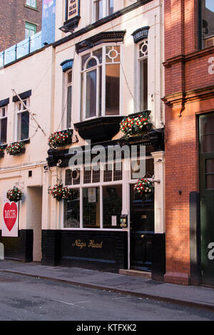 Manchester UK; 25. Dezember 2017: Manchester Rough Sleepers in Manchester am Weihnachtstag. Die alte Nags Head in Jackson Reihe, gerade weg von Deansgate öffnen ihre Türen am Weihnachtstag und bieten Ihnen ein kostenloses Weihnachtsessen. Kerben der Obdachlosen Rough Sleepers verbringen ihr Weihnachten kauerte im shop Türen. Mehrere Passanten angehalten, mit Ihnen zu sprechen, einige mit Kaffee und Essen von den nahe gelegenen Filialen von Starbucks, während eine Mutter und Tochter ihre van im Piccadilly geparkt, die Kleidung zu den Obdachlosen von hinten ihre van Hand. Credit: Dave Ellison/Alamy leben Nachrichten Stockfoto