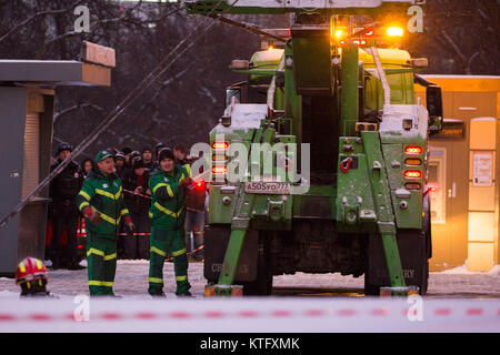 Moskau, Russland. 25 Dez, 2017. Retter arbeiten an der Szene von einem Crash mit einem Bus, der in eine Fußgängerunterführung in Moskau, Russland fuhr, am 04.12.25., 2017. Mindestens fünf Menschen wurden getötet und viele weitere verletzt nach einem Bus in einer Fußgängerunterführung in Moskau Montag fuhr, Sputnik Nachrichtenagentur berichtete unter Berufung auf eine Quelle in der Rettungsdienste. Credit: Bai Xueqi/Xinhua/Alamy leben Nachrichten Stockfoto