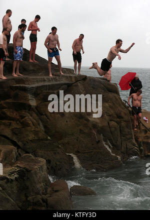 Sandycove, Irland. 25. Dezember 2017. Die Menschen nehmen an den jährlichen Tradition der Sprung in die vierzig Fuß, eine offene Meer baden, in Sandycove, Co Dublin. Credit: Laura Hutton/Alamy Leben Nachrichten. Stockfoto