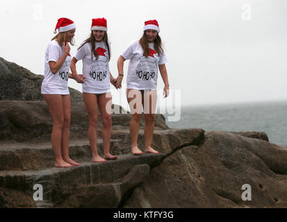 Sandycove, Irland. 25. Dezember 2017. Die Menschen nehmen an den jährlichen Tradition der Sprung in die vierzig Fuß, eine offene Meer baden, in Sandycove, Co Dublin. Credit: Laura Hutton/Alamy Leben Nachrichten. Stockfoto