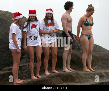 Sandycove, Irland. 25. Dezember 2017. Die Menschen nehmen an den jährlichen Tradition der Sprung in die vierzig Fuß, eine offene Meer baden, in Sandycove, Co Dublin. Credit: Laura Hutton/Alamy Leben Nachrichten. Stockfoto