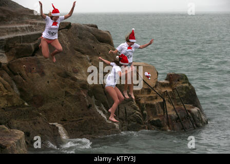 Sandycove, Irland. 25. Dezember 2017. Die Menschen nehmen an den jährlichen Tradition der Sprung in die vierzig Fuß, eine offene Meer baden, in Sandycove, Co Dublin. Credit: Laura Hutton/Alamy Leben Nachrichten. Stockfoto