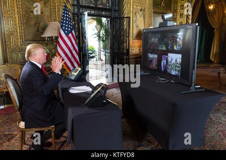 Palm Beach, Florida, USA. 24. Dezember, 2017. Us-Präsident Donald Trump spricht mit Service Mitglieder bereitgestellt im Ausland über ein online Video zu wünschen Ihnen ein frohes Weihnachtsfest aus seinem privaten Resort Mar-a-Lago Dezember 24, 2017 in Palm Beach, Florida. Credit: Planetpix/Alamy leben Nachrichten Stockfoto