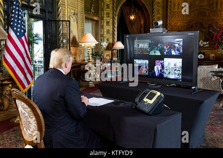 Palm Beach, Florida, USA. 24. Dezember, 2017. Us-Präsident Donald Trump spricht mit Service Mitglieder bereitgestellt im Ausland über ein online Video zu wünschen Ihnen ein frohes Weihnachtsfest aus seinem privaten Resort Mar-a-Lago Dezember 24, 2017 in Palm Beach, Florida. Credit: Planetpix/Alamy leben Nachrichten Stockfoto