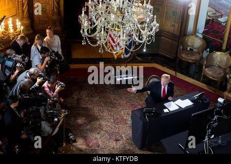 Palm Beach, Florida, USA. 24. Dezember, 2017. Us-Präsident Donald Trump spricht mit Service Mitglieder bereitgestellt im Ausland über ein online Video zu wünschen Ihnen ein frohes Weihnachtsfest aus seinem privaten Resort Mar-a-Lago Dezember 24, 2017 in Palm Beach, Florida. Credit: Planetpix/Alamy leben Nachrichten Stockfoto