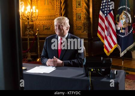 Palm Beach, Florida, USA. 24. Dezember, 2017. Us-Präsident Donald Trump spricht mit Service Mitglieder bereitgestellt im Ausland über ein online Video zu wünschen Ihnen ein frohes Weihnachtsfest aus seinem privaten Resort Mar-a-Lago Dezember 24, 2017 in Palm Beach, Florida. Credit: Planetpix/Alamy leben Nachrichten Stockfoto