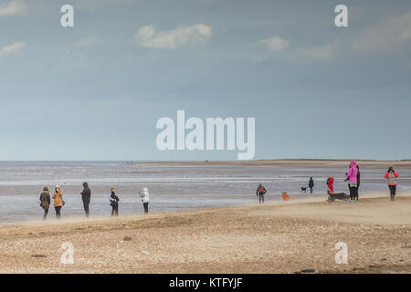 Personen, die eine helle Winter Tag zu Fuß auf den Strand Stockfoto