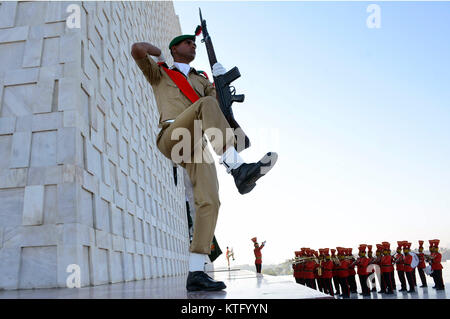 Karachi, Pakistan. 25 Dez, 2017. Pakistanische Kadetten nehmen Sie teil an einer Veranstaltung der 141. Geburtstag von Pakistans Gründer Muhammad Ali Jinnah in Karachi, Pakistan, am Dez. 25, 2017 zu markieren. Credit: Arshad/Xinhua/Alamy leben Nachrichten Stockfoto