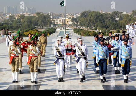 Karachi, Pakistan. 25 Dez, 2017. Pakistanische Kadetten nehmen Sie teil an einer Veranstaltung der 141. Geburtstag von Pakistans Gründer Muhammad Ali Jinnah in Karachi, Pakistan, am Dez. 25, 2017 zu markieren. Credit: Arshad/Xinhua/Alamy leben Nachrichten Stockfoto