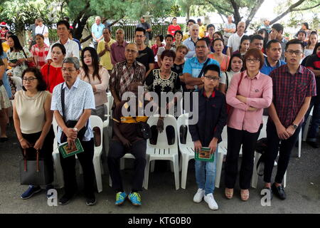 Kuala Lumpur, Malaysia. 25 Dez, 2017. Die Menschen kümmern sich um die besonderen Gebet in St. Jones Kirche während Weihnachten Feier in Kuala Lumpur am 25. Dezember 2017. Credit: Samsul sagte/LBA/Alamy leben Nachrichten Stockfoto