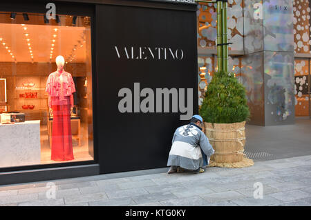 Tokio, Japan. 26 Dez, 2017. In Übereinstimmung mit dem japanischen Tradition, Arbeitnehmer neue Jahr Dekorationen in Ginza Sechs, eine neu abgeschlossene kaufmännische Anlage im Herzen von Tokyos Ginza Einkaufsviertel am Dienstag, 26. Dezember 2017. Das Paar der Ornamente in der Regel aus Kiefernholz und Bambus wird geglaubt, zu ehren, und die Gottheit, die eine reiche Ernte für die Bauern bringen und verleihen dem Vorfahren Segen auf alle empfangen. Die Tore begrüßte die Gottheit ist vor den Häusern über das Land nach Weihnachten, bis 7. Januar. Credit: Natsuki Sakai/LBA/Alamy leben Nachrichten Stockfoto