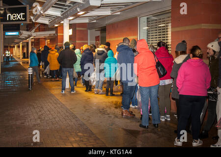 Warteschlangen von Einkäufern in Southport, Merseyside, Großbritannien 26th November, 2017. 6am Starten Sie mit dem Verkauf bei Next, da sich Warteschlangen für Rabatte auf hohe Straßen und Schnäppchen nach Weihnachten bilden. Menschen Schlange an einigen Geschäften wurden mit großen klaren Plastiktüten ausgegeben, um ihre Einkäufe zu enthalten, und machen ihre Verkaufsartikel sichtbar in Store-Supervisoren. Käufer erwarten immer eine manische Erfahrung versuchen, um den nächsten Boxing Day Verkauf in den Geschäften zu bekommen. Stockfoto