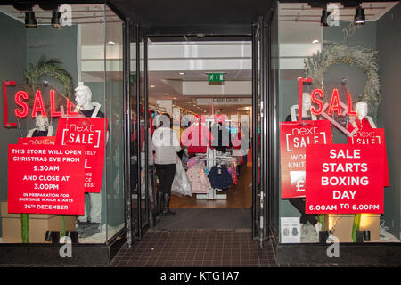 Southport, Merseyside, Großbritannien, 26. November 2017. 6:00 Start für den Vertrieb bei der Nächsten als Warteschlangen für High Street Rabatte und post Weihnachten Schnäppchen. Menschen in einigen Geschäften wurden mit großen, durchsichtigen Plastikbeutel ausgestellt wurden, ihre Einkäufe zu enthalten, und ihre Angebote sichtbar in Geschäftsstellenleiter. Käufer immer erwarten, einer manischen Erfahrung versuchen, den nächsten Boxing Day Verkauf in den Geschäften zu erhalten. Credit: MediaWorldImages/AlamyLiveNews. Stockfoto