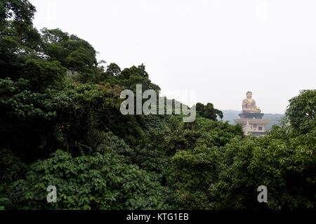 Kaohsiung. 26 Dez, 2017. Ein Buddha Statue im Buddha Memorial Hall auf dem Berg Foguangshan in Kaohsiung gesehen wird, Südosten Chinas Taiwan. Credit: Yue Yuewei/Xinhua/Alamy leben Nachrichten Stockfoto