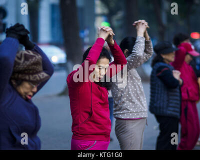 Hanoi, Hanoi, Vietnam. 26 Dez, 2017. Menschen versammeln sich für Aerobic am Hoan Kiem See, in der Altstadt von Hanoi. Tausende Vietnamesen Linie am See in den frühen Morgenstunden tai Chi und anderen Low Impact Aerobic Training durchzuführen. Credit: Jack Kurtz/ZUMA Draht/Alamy leben Nachrichten Stockfoto