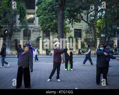 Hanoi, Hanoi, Vietnam. 26 Dez, 2017. Menschen versammeln sich für Aerobic am Hoan Kiem See, in der Altstadt von Hanoi. Tausende Vietnamesen Linie am See in den frühen Morgenstunden tai Chi und anderen Low Impact Aerobic Training durchzuführen. Credit: Jack Kurtz/ZUMA Draht/Alamy leben Nachrichten Stockfoto