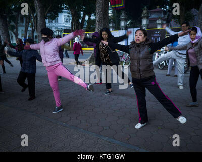 Hanoi, Hanoi, Vietnam. 26 Dez, 2017. Leute trainieren Sie in einer Trainingseinheit am Hoan Kiem See, in der Altstadt von Hanoi. Tausende Vietnamesen Linie am See in den frühen Morgenstunden tai Chi und anderen Low Impact Aerobic Training durchzuführen. Credit: Jack Kurtz/ZUMA Draht/Alamy leben Nachrichten Stockfoto