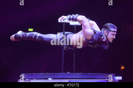 München, Deutschland. 25 Dez, 2017. Acrobat Andre Stykan durchführen bei der Premiere der Winter Programm des Circus Krone in München, Deutschland, 25. Dezember 2017. Quelle: Tobias Hase/dpa/Alamy leben Nachrichten Stockfoto