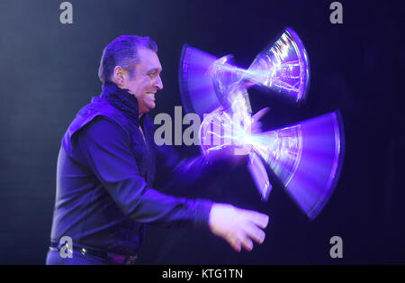 München, Deutschland. 25 Dez, 2017. Jongleur Mario Berousek durchführen bei der Premiere der Winter Programm des Circus Krone in München, Deutschland, 25. Dezember 2017. Quelle: Tobias Hase/dpa/Alamy leben Nachrichten Stockfoto