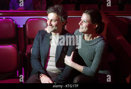 München, Deutschland. 25 Dez, 2017. Tenor Jonas Kaufmann und sein Partner Christiane Lutz Ankommen bei der Premiere der Winter Programm des Circus Krone in München, Deutschland, 25. Dezember 2017. Quelle: Tobias Hase/dpa/Alamy leben Nachrichten Stockfoto