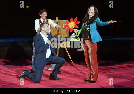 München, Deutschland. 25 Dez, 2017. TV Alexander Hold (l, vorne), Clown Berty (l, zurück) und Unternehmerin Judith Williams durchführen bei der Premiere der Winter Programm des Circus Krone in München, Deutschland, 25. Dezember 2017. Quelle: Tobias Hase/dpa/Alamy leben Nachrichten Stockfoto