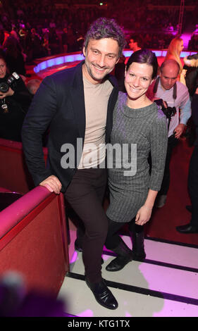 München, Deutschland. 25 Dez, 2017. Tenor Jonas Kaufmann und sein Partner Christiane Lutz Ankommen bei der Premiere der Winter Programm des Circus Krone in München, Deutschland, 25. Dezember 2017. Quelle: Tobias Hase/dpa/Alamy leben Nachrichten Stockfoto