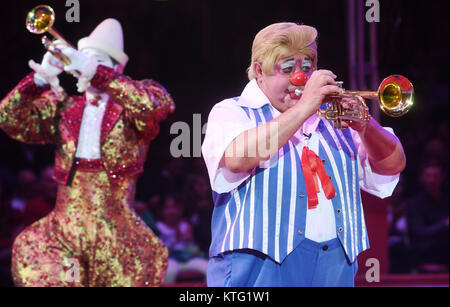 München, Deutschland. 25 Dez, 2017. Clowns Toni Alexis (r) und Maike Torralvo durchführen bei der Premiere der Winter Programm des Circus Krone in München, Deutschland, 25. Dezember 2017. Quelle: Tobias Hase/dpa/Alamy leben Nachrichten Stockfoto