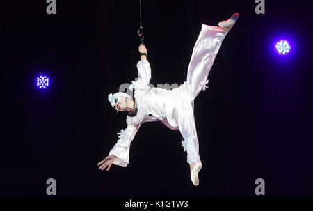 München, Deutschland. 25 Dez, 2017. Acrobat Olga Moreva durchführen bei der Premiere der Winter Programm des Circus Krone in München, Deutschland, 25. Dezember 2017. Quelle: Tobias Hase/dpa/Alamy leben Nachrichten Stockfoto