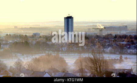 Glasgow, Schottland, Vereinigtes Königreich 26. Dezember.de Wetter: Weiß Boxing Day als die Stadt weckt bis zu Sonnenschein und über Nacht Schnee über Knightswood South Glasgow und das Queen Elizabeth Hospital. Kredit Gerard Fähre / alamy Leben Nachrichten Stockfoto