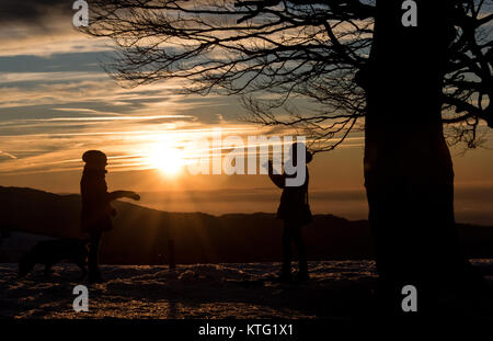 Horben, Deutschland. 25 Dez, 2017. Zwei Frauen nehmen selfies bei Sonnenuntergang in der Nähe von Horben, Deutschland, 25. Dezember 2017. Quelle: Patrick Seeger/dpa/Alamy leben Nachrichten Stockfoto