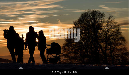 Horben, Deutschland. 25 Dez, 2017. Menschen bei Sonnenuntergang in der Nähe von Horben, Deutschland, 25. Dezember 2017. Quelle: Patrick Seeger/dpa/Alamy leben Nachrichten Stockfoto