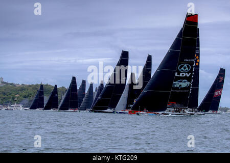 Sydney, Australien. 26. Dezember 2017. Rolex Sydney Hobart Yacht Race 2017. Die alle wichtigen, mit der Boote canon nur gefeuert. Anthony Bolack/Alamy leben Nachrichten Stockfoto