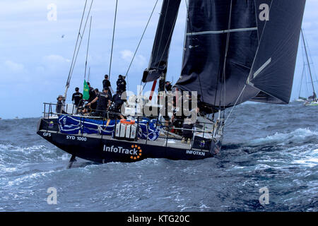 Sydney, Australien. 26. Dezember 2017. Rolex Sydney Hobart Yacht Race 2017. InfoTrack wird von Tom Slingsby. Anthony Bolack/Alamy leben Nachrichten Stockfoto